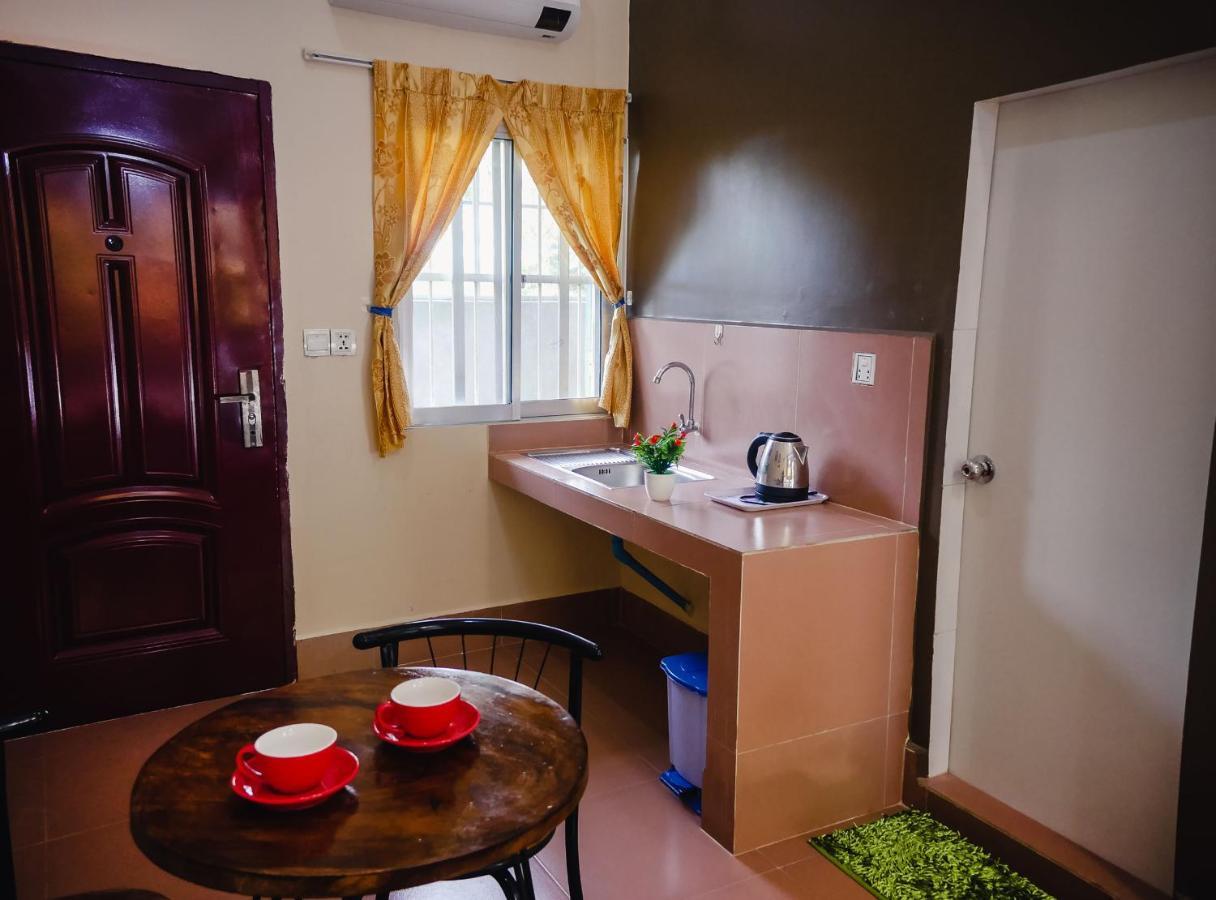 Lea'S Guesthouse And Restaurant Kampot Esterno foto